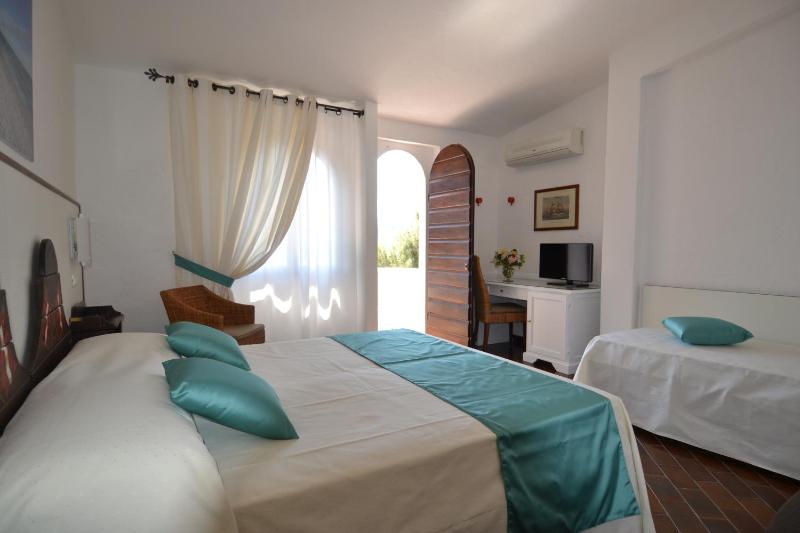 Superior Double or Twin Room with Sea View image 2
