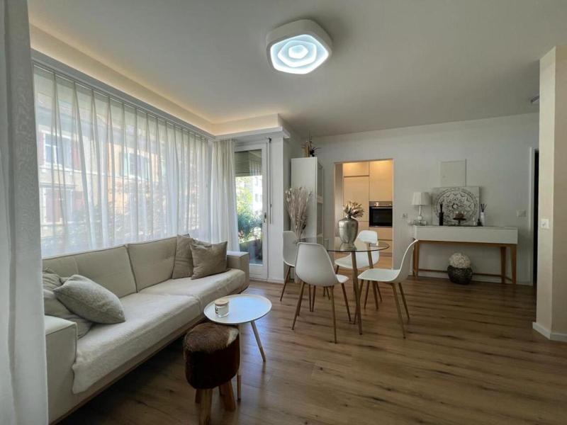 Stylish 1-bedroom condo close to exhibition square Images