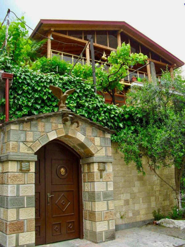 Alimeti Guesthouse - image 1