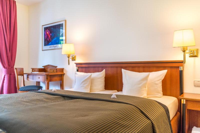 Superior Double Room with southfacing balcony image 3