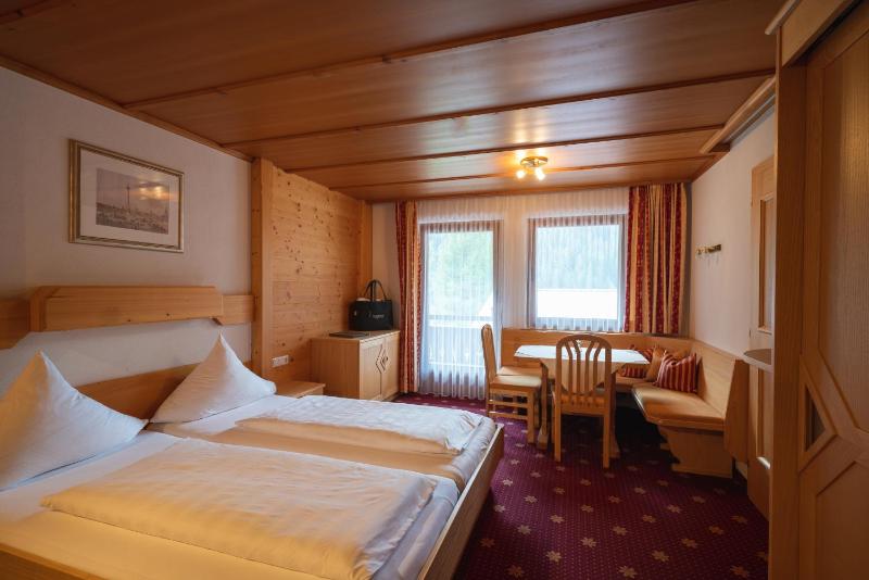 Double Room image 1