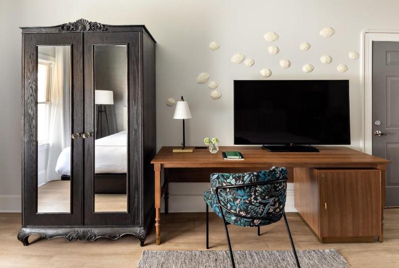 One-Bedroom Suite image 3