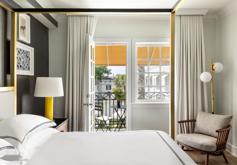 Premium King Room image 3