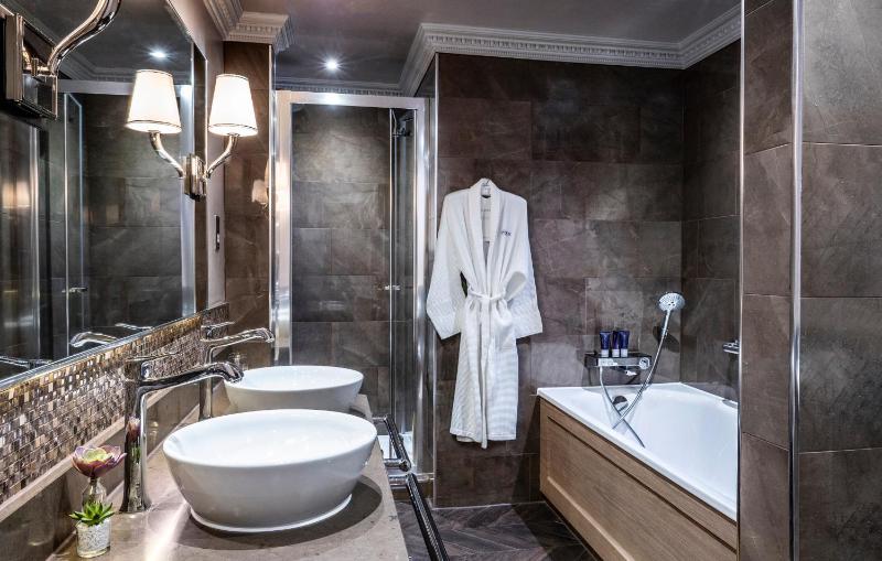Deluxe Double Room image 2