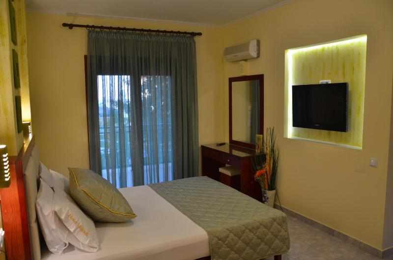 Family Room (2 Adults + 2 Children) image 2