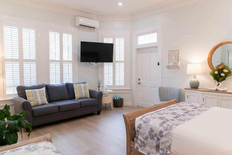 Deluxe Queen Room with Two Queen Beds image 3