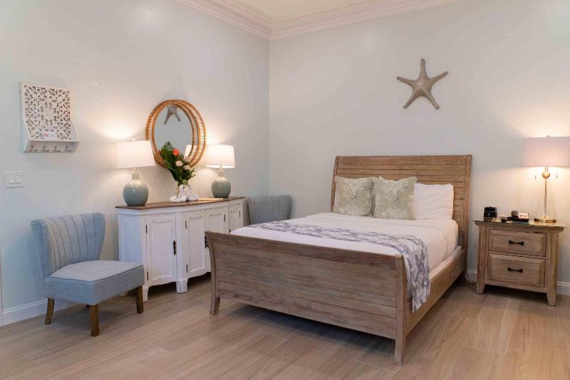 Deluxe Queen Room with Two Queen Beds image 2