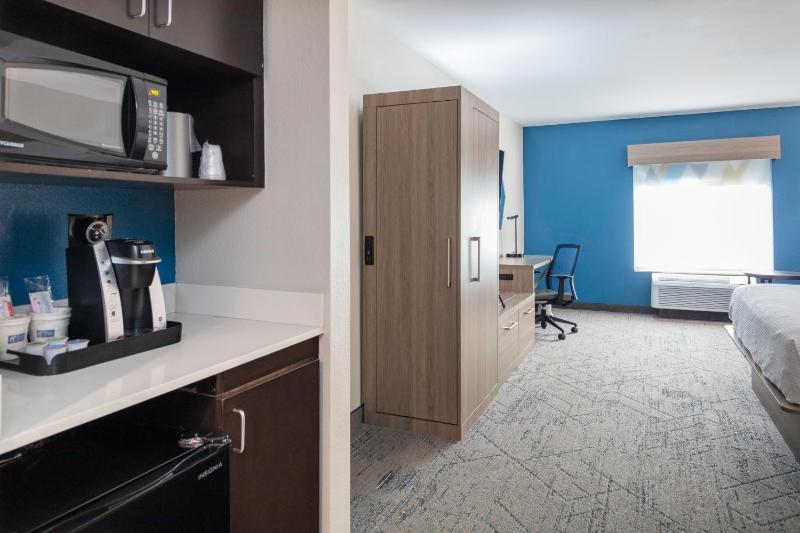 Executive King Room with Mobility Accessible Roll In Shower - Non-Smoking image 3