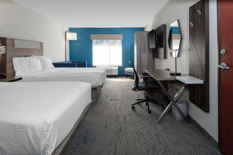 Queen Suite with Two Queen Beds image 3