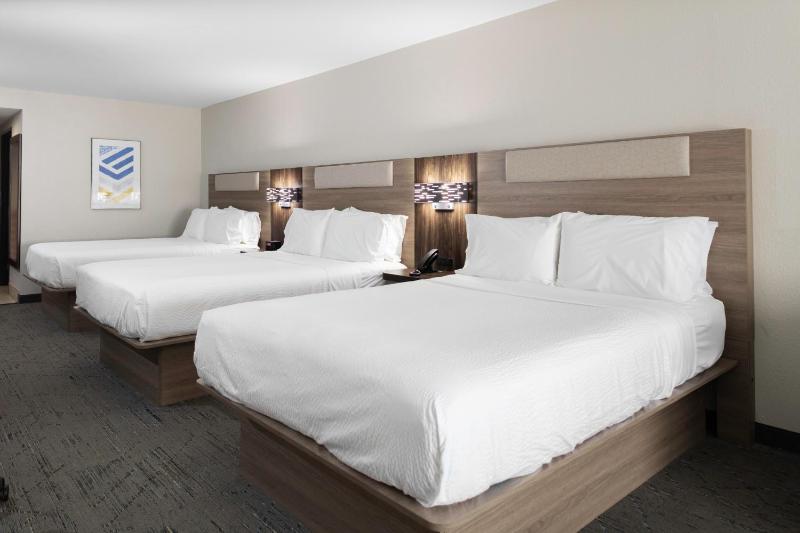 Queen Room with Three Queen Beds image 3