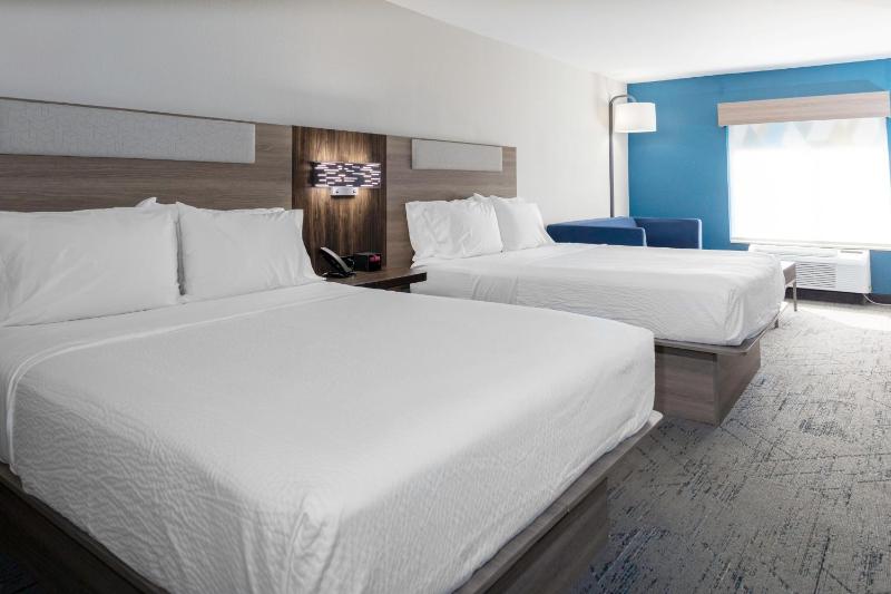 Queen Suite with Two Queen Beds image 2