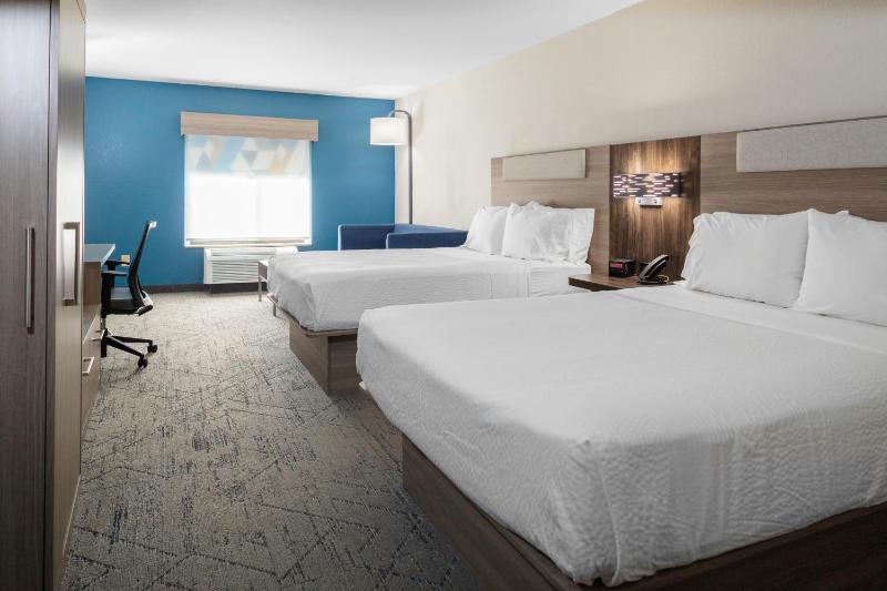 Queen Suite with Two Queen Beds image 4