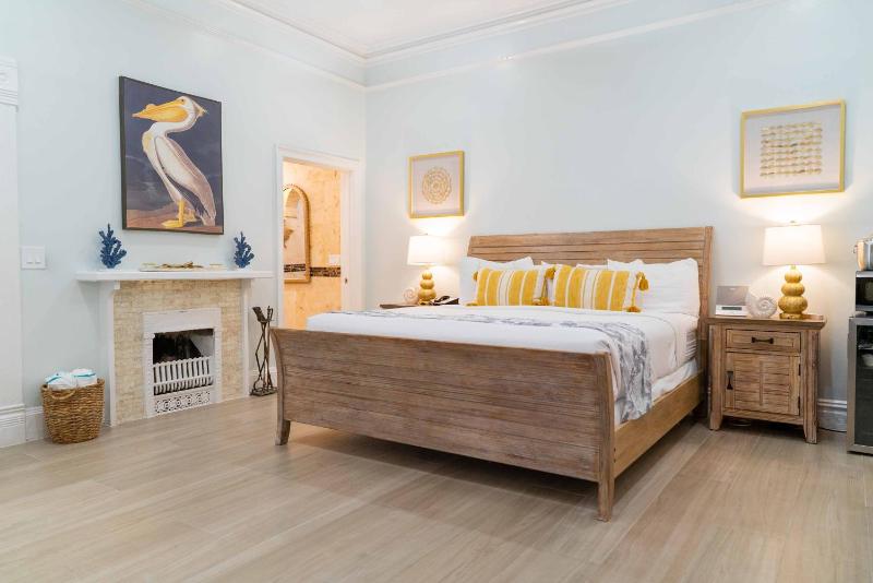 Deluxe King Room image 3