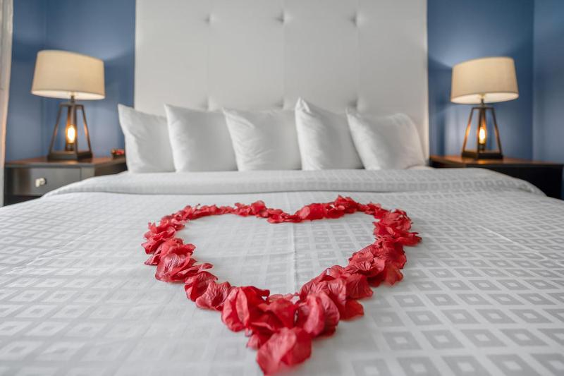 Deluxe King Room image 3