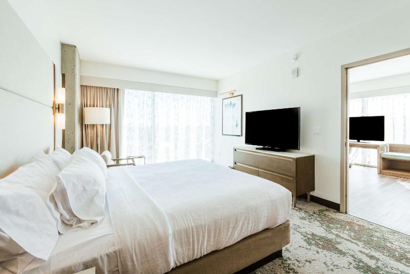 One-Bedroom Corner King Suite with View image 4