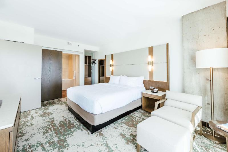 One-Bedroom Corner King Suite with View image 4