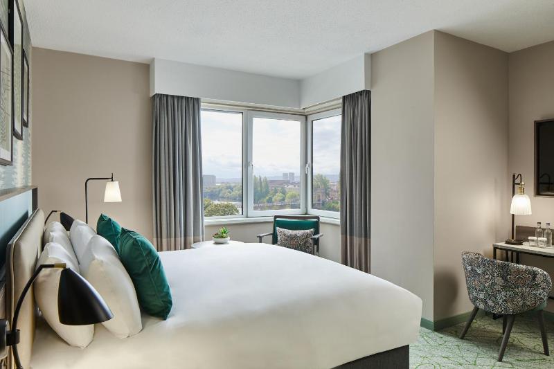 Superior King Room image 3