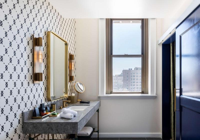 King Room with City View - Mobility Accessible image 3