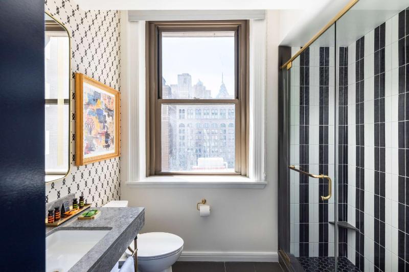 King Room with City View image 2