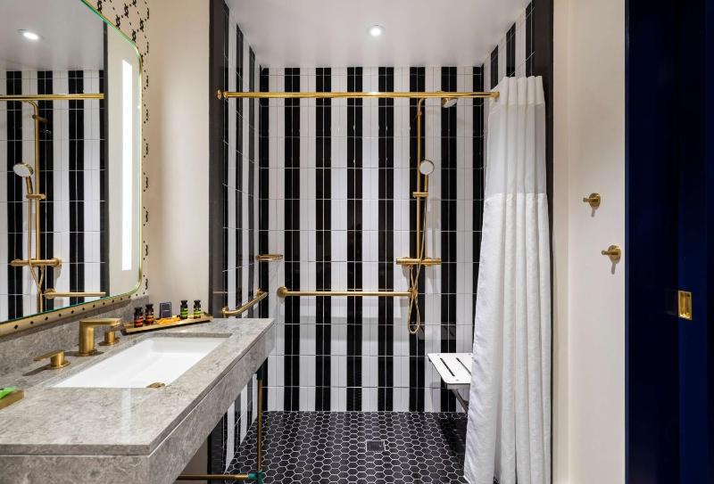 King Room - Mobility Accessible  image 2