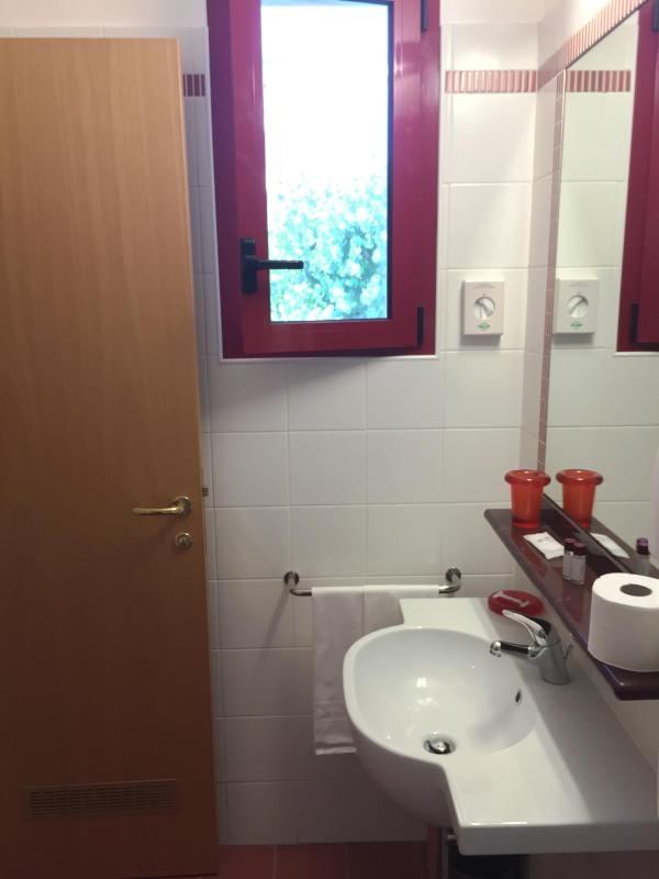 Double Room image 3