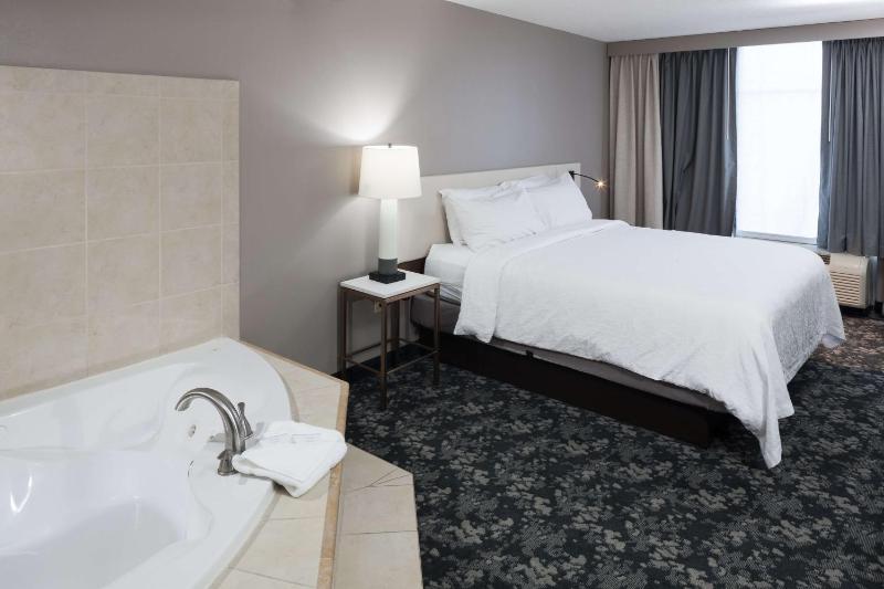 King Room with Whirlpool image 4
