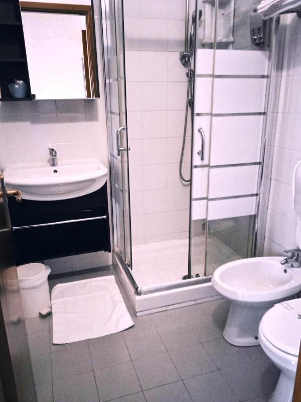Standard Double Room image 3