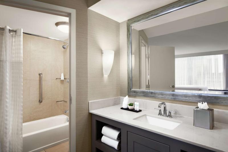 Two-Room Suite with Two Queen Beds - Mobility Access image 3
