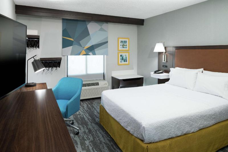 Queen Room with Mobility Access/Non-Smoking image 1