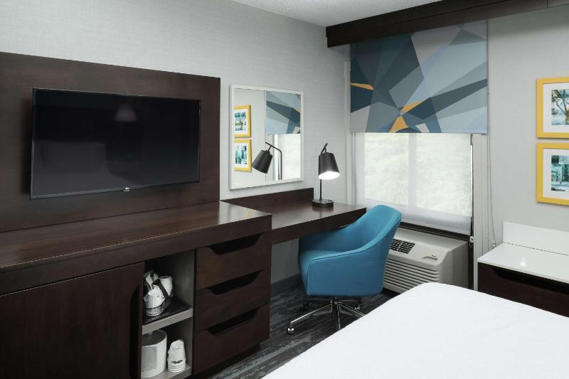 Queen Room - Non-Smoking image 4