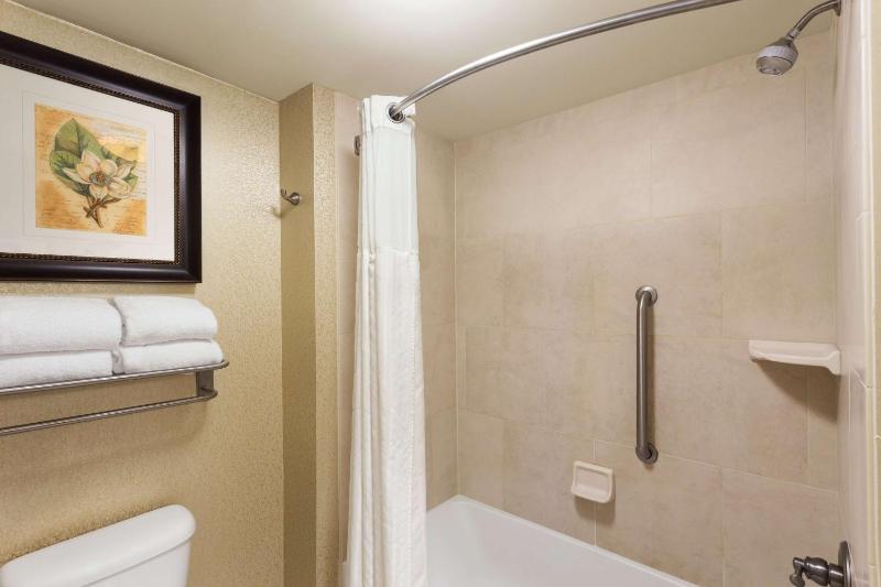 One-Bedroom Queen Suite with Two Queen Beds- Non-Smoking image 2