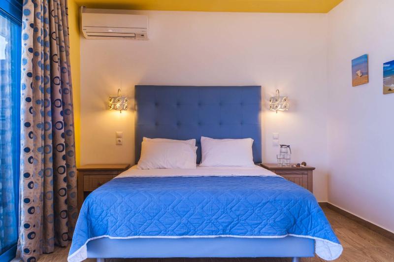 Quadruple Room with Side Sea View image 4