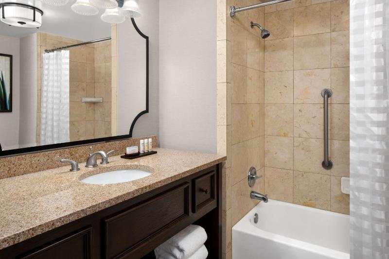 Two-Room Suite with Two Queen Beds and River View image 2