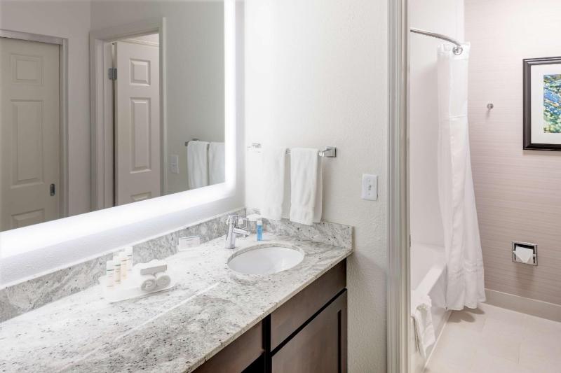 One-Bedroom King Suite - Non-Smoking image 2