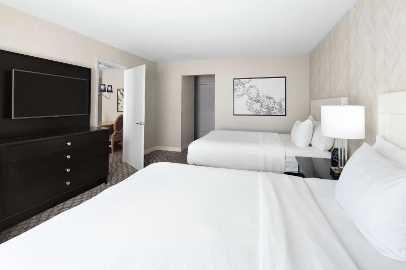 One-Bedroom Suite with Two Queen Beds and Wet Bar image 4