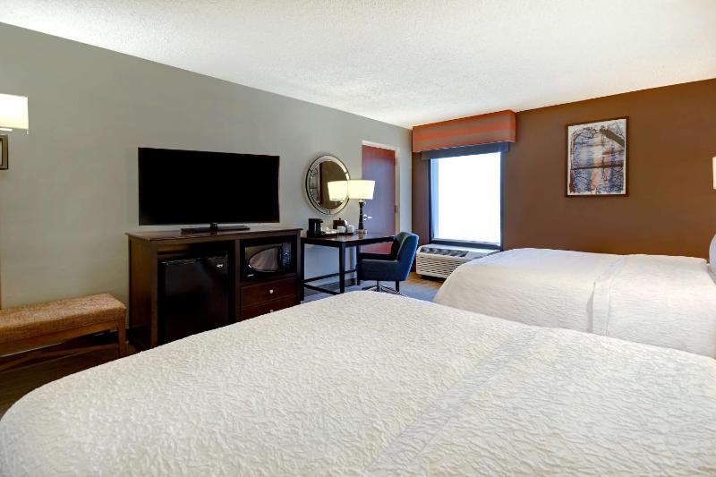 Queen Room with Two Queen Beds - Non-Smoking image 3