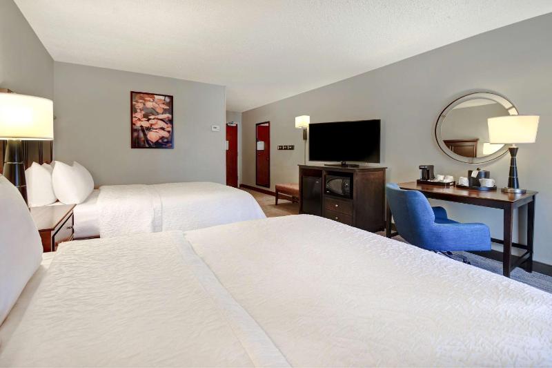 Queen Room with Two Queen Beds - Non-Smoking image 4