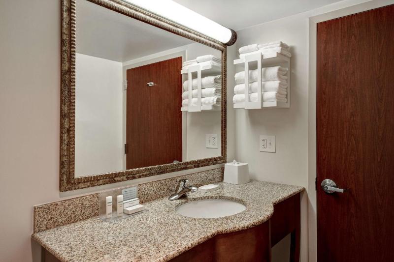 Queen Room with Two Queen Beds - Non-Smoking image 4