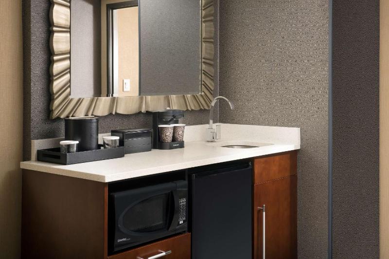 Premium King Suite image 3