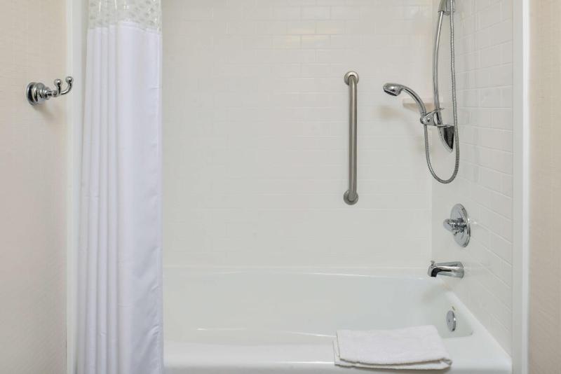 Queen Room with Two Queen Beds - Mobility Access/Non-Smoking image 3
