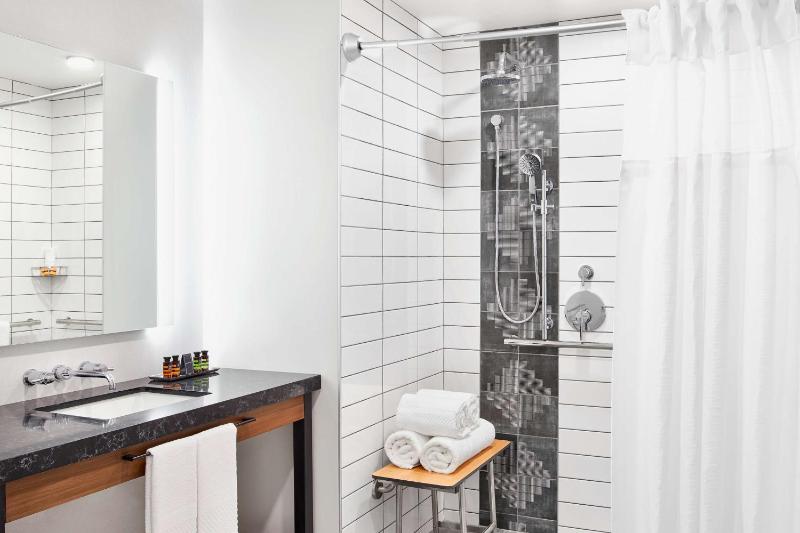Queen Room with Two Queen Beds and Roll-In Shower - Mobility Access/Non-Smoking image 3