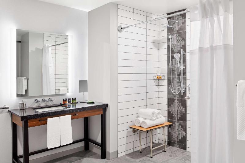Queen Room with Two Queen Beds and Roll-In Shower - Mobility Access/Non-Smoking image 2