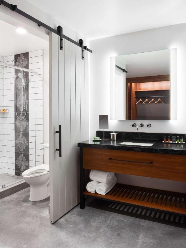 Junior King Suite with Seating Area image 1
