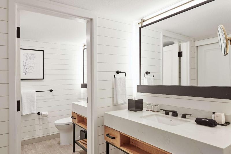 Queen Room with Two Queen Beds and Balcony image 4