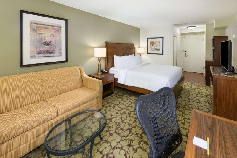 King Room with Sofa Bed - Non-Smoking image 2