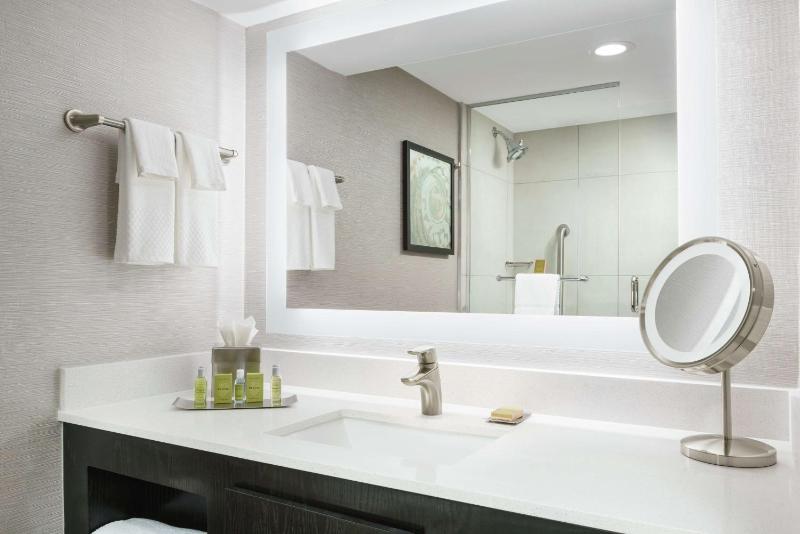Junior King Suite with Balcony - Non-Smoking image 3