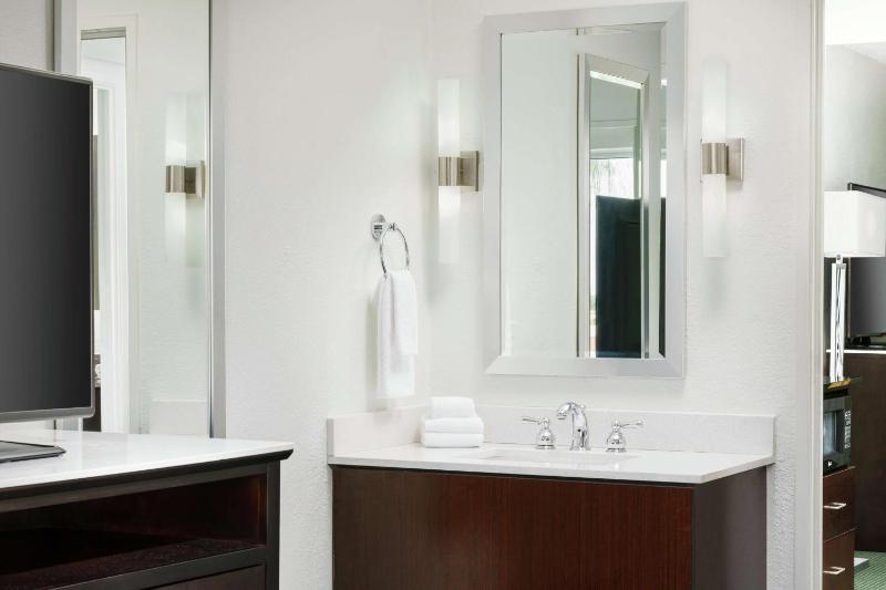 King Suite Poolside image 4