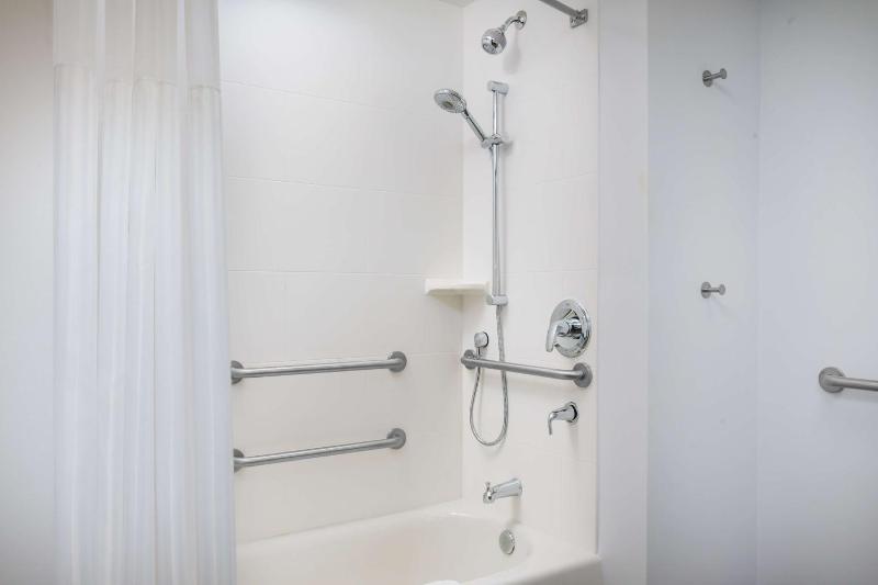 King Room with Mobility Accessible Tub image 2