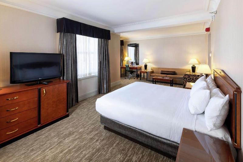One-Bedroom Junior King Suite with Sofa Bed image 2