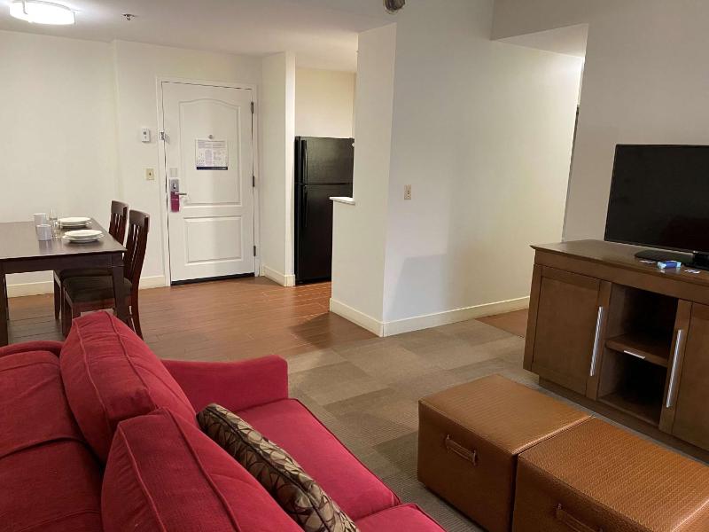 Non-Smoking King Suite with Kitchen image 3